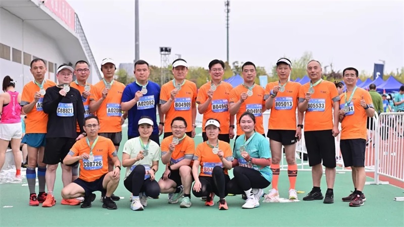 滿狀態沖刺！公司參賽員工全部完賽鹽城馬拉松